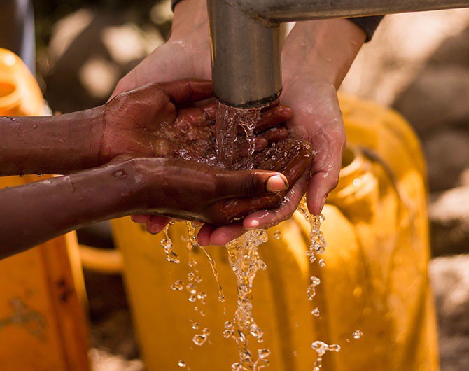 Schoon drinkwater en verbeterde gezondheid in Rwanda