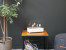 Witte tafel biohaard met een ingebouwde brander.