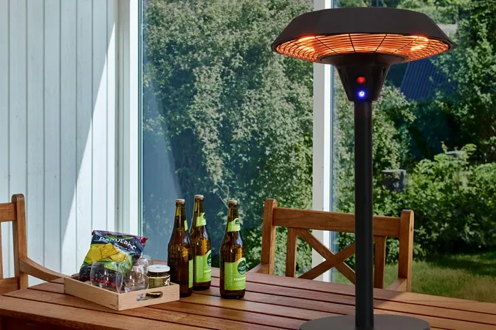 Tafelverwarmer die op een tafel staat