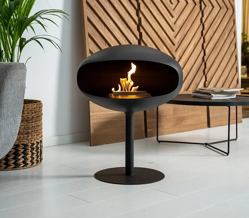 Afbeelding van de Cocoon Pedestal vrijstaande bio-ethanol haard in een woonkamer